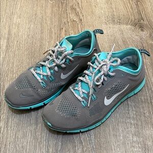 NIKE • SZ. 7.5 women